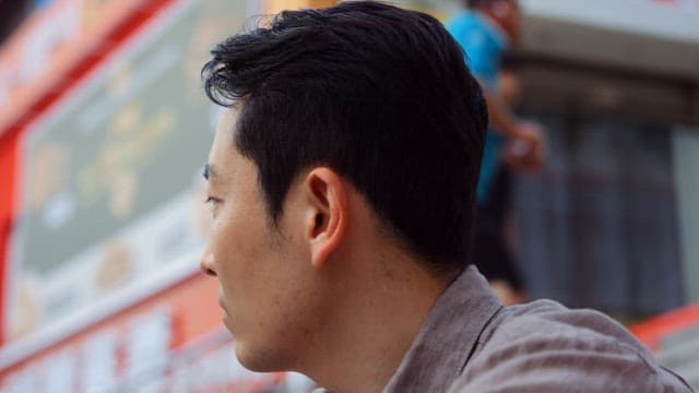 계단에서 주변을 둘러보는 남자