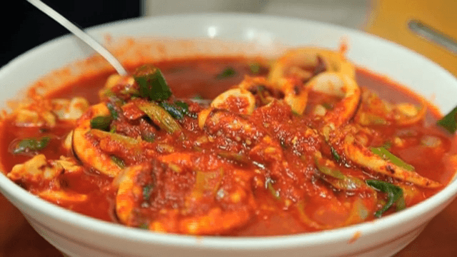 접시에 담긴 매운 오징어 볶음