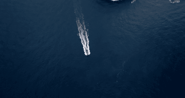 바위 섬 근처를 항해하는 보트