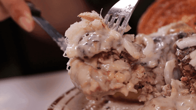 포크와 나이프로 든 버거 조각