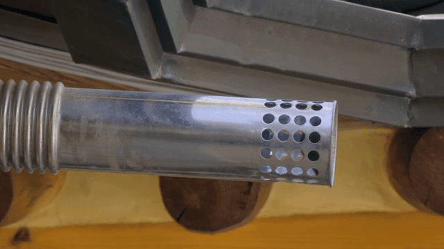 구멍이 뚫린 금속 파이프