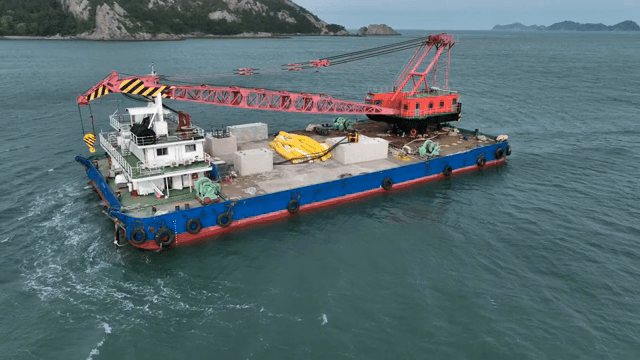 바다를 항해하는 대형 선박