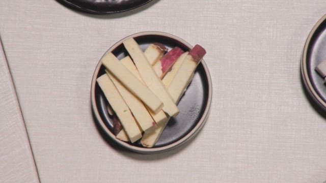 접시에 담긴 고구마, 무, 콜라비와 당근