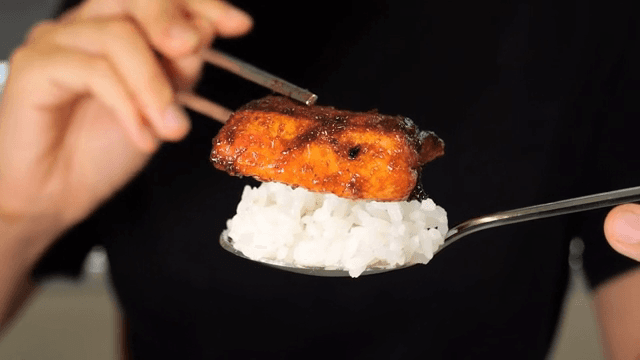 양념된 장어구이를 올린 밥 한 숟가락