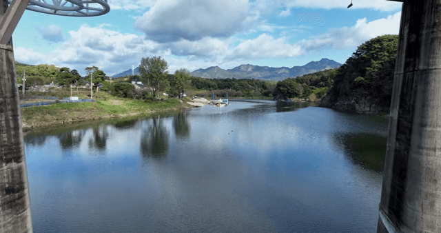 다리와 산이 있는 고요한 강