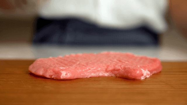 도마 위에서 연육되는 생고기