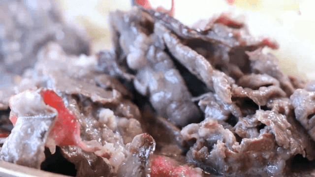 집게로 집는 전골 속 소고기