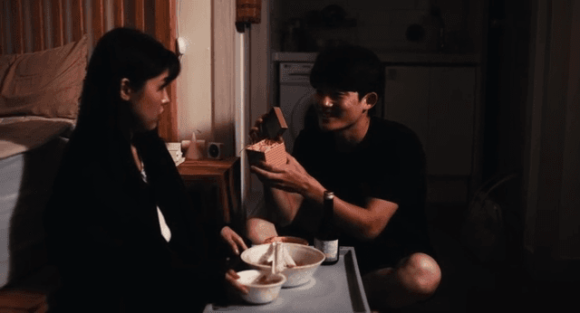 여성에게 선물을 건네는 남성