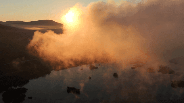 새벽 안개 낀 강 풍경