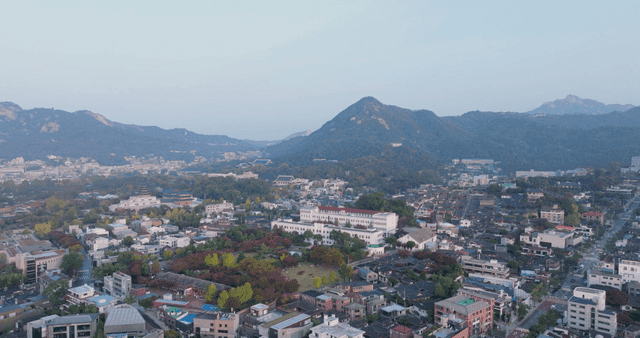 산을 배경으로 한 마을 풍경