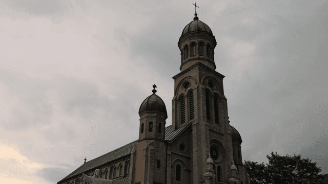 아치형 창문이 있는 역사적인 성당