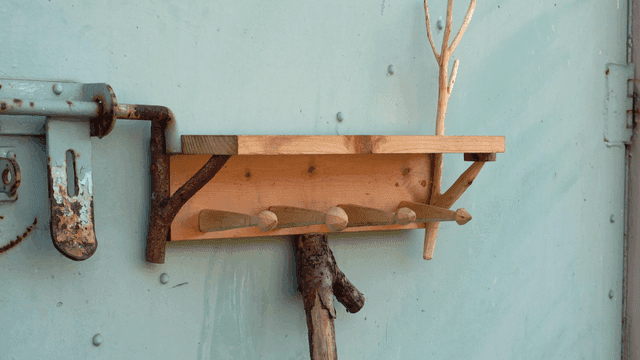 철문에 달린 소박한 디자인의 나무 선반