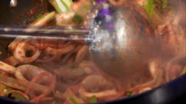 매운 양념에 오징어와 대파 볶기