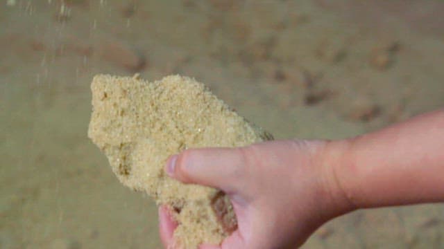 뭉쳐있는 노란 설탕 덩어리 두 개를 서로 부딪히는 모습