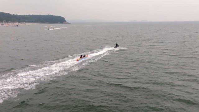해변에서 수상 스포츠를 즐기는 사람들