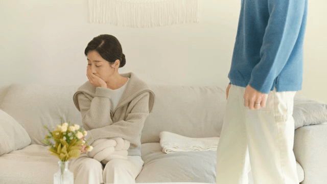 거실에서 언쟁하는 여성