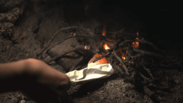 나뭇가지와 종이로 불 피우기