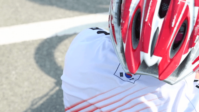 헬멧과 유니폼을 착용한 사이클리스트