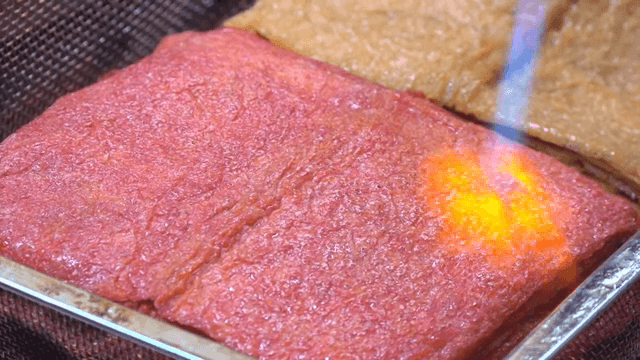 유부 표면을 토치로 굽는 장면