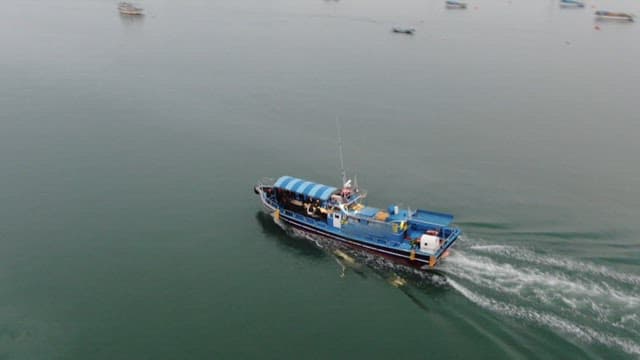 고요한 바다 위를 가로지르는 배