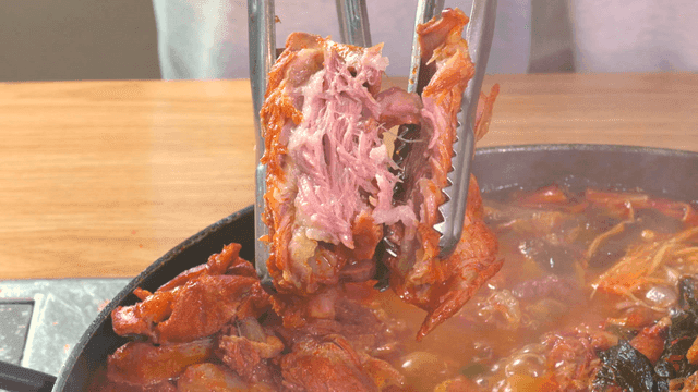 부드러운 고기가 들어간 우거지 감자탕