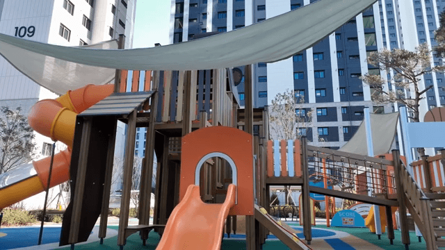 아파트의 알록달록한 놀이터