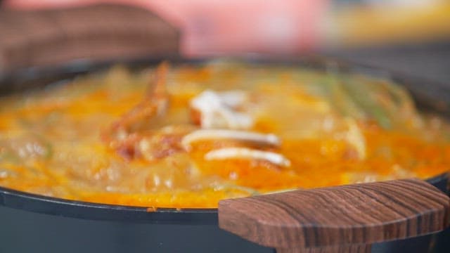 맛있게 끓고 있는 고구마순 게국지가 담긴 냄비