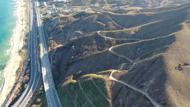 해안 도로 옆 거대한 산맥