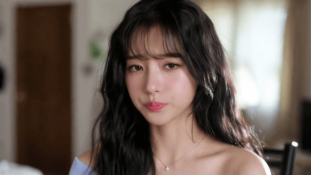 생각에 잠긴 표정으로 앉아 있는 여성