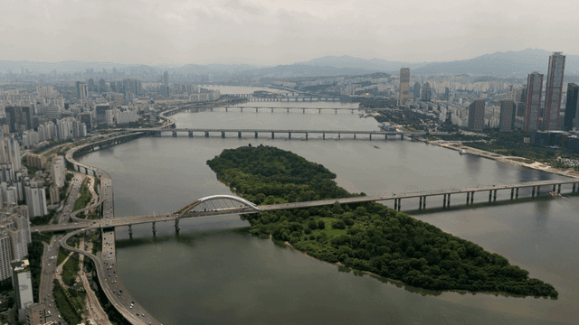 강과 다리가 있는 도시 전경