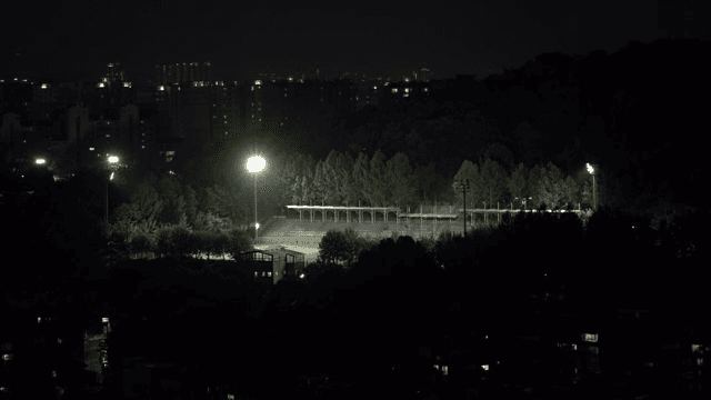 밤에 밝게 빛나는 경기장