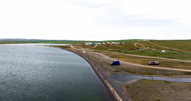 차량이 흩어져 있는 고요한 호숫가