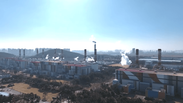 바다 근처의 대규모 산업 단지