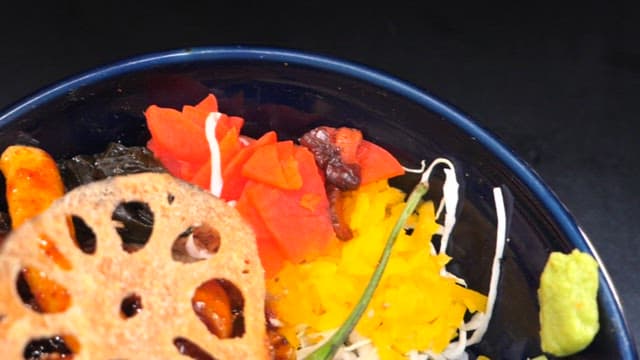 다양한 재료가 들어간 먹음직스러운 대창 덮밥