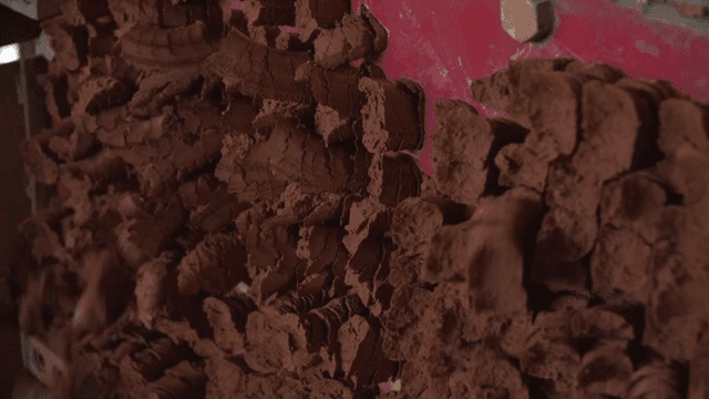 기계로 처리되는 갈색 점토