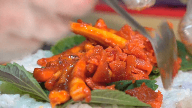 오징어 볶음을 넣어 김밥 준비하기