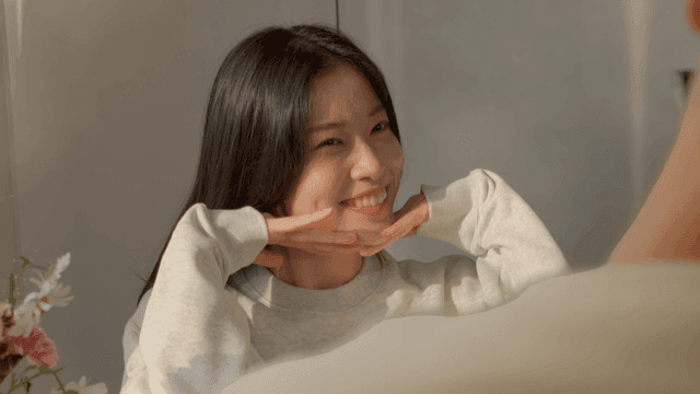 아늑한 집에서 웃으며 사진을 찍는 커플