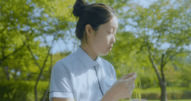 야외에서 공예에 집중하는 소녀