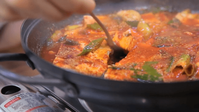 진한 빨간 소스의 짜박두부