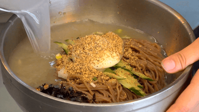 Broth poured over mul-naengmyeon