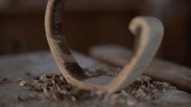 작업대 위의 반원 모양 나무 조각