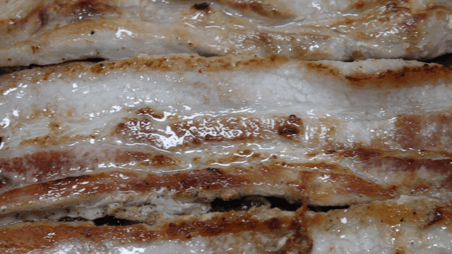 팬에서 지글거리는 삼겹살