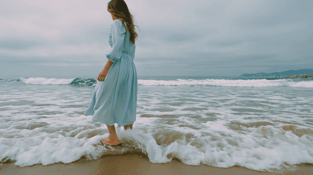 바닷가를 걷는 여성