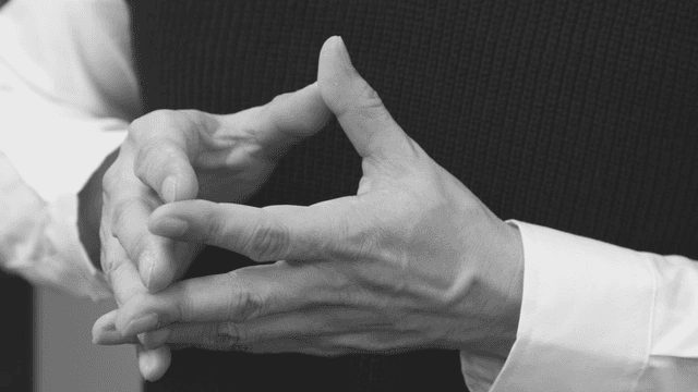 손을 모으고 있는 사람