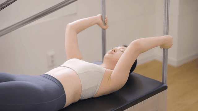 캐딜락에서 운동하는 여성