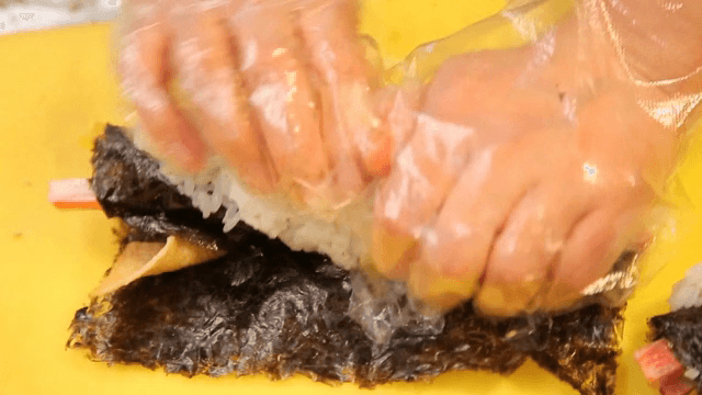 다양한 재료로 김밥 준비하기