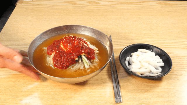 테이블 위의 매운 밀면 한 그릇