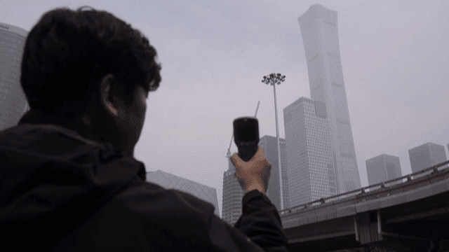 안개 낀 도시에서 대기질을 측정하는 사람