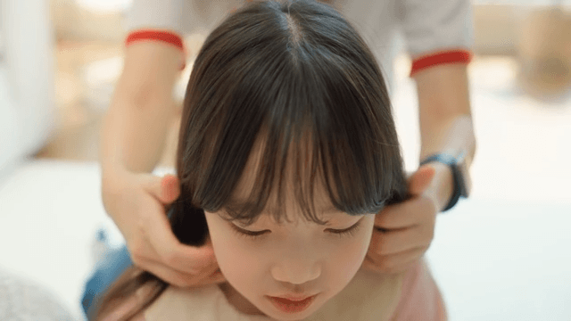 실내에서 머리를 손질하는 아이