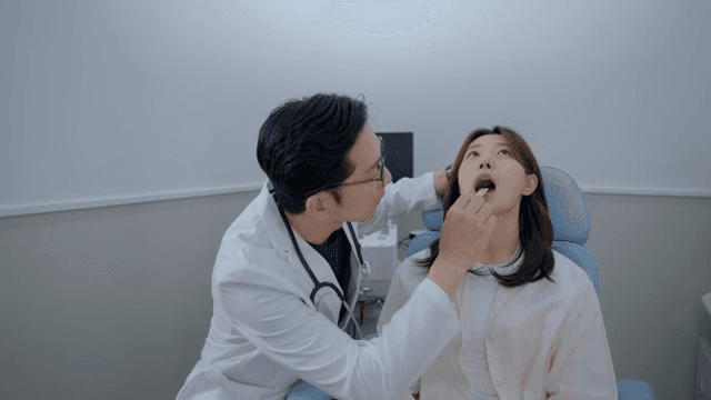 의사가 진료실에서 환자를 진찰하는 모습